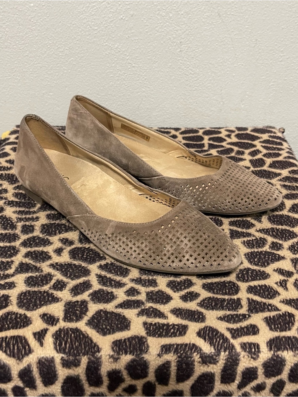 Vionic Posey Perforated Point Toe Flats Brown Suede Comfort Womens 9.5